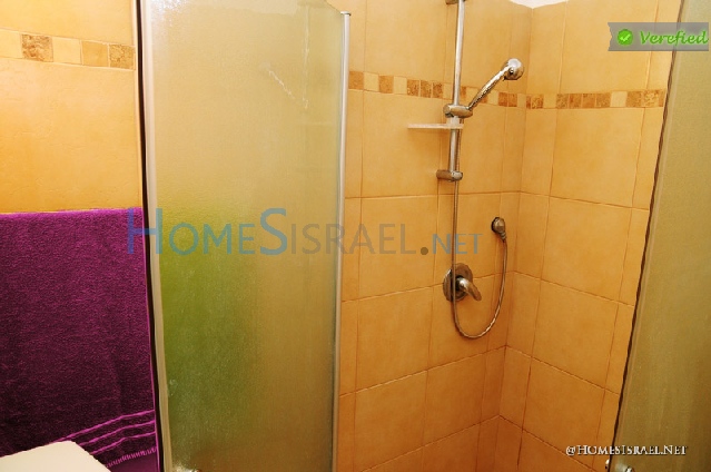 חדר אמבטיה דירת נופש בחיפה 4 חדרים
